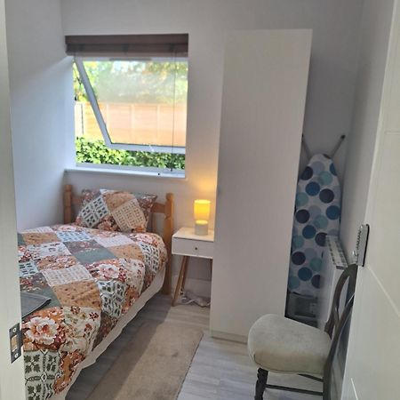 Budget Single Room Only For One Adult - Shared Flat Northolt  Esterno foto