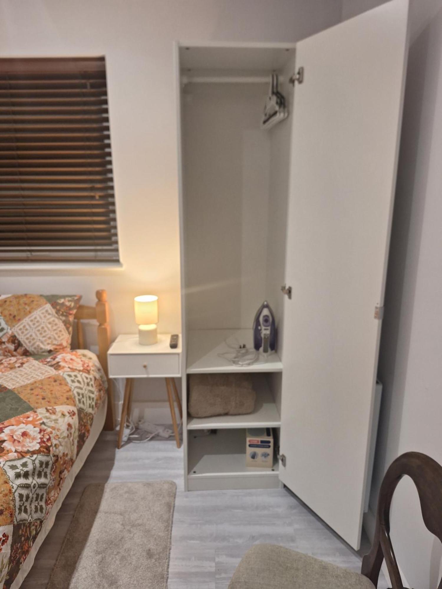 Budget Single Room Only For One Adult - Shared Flat Northolt  Esterno foto