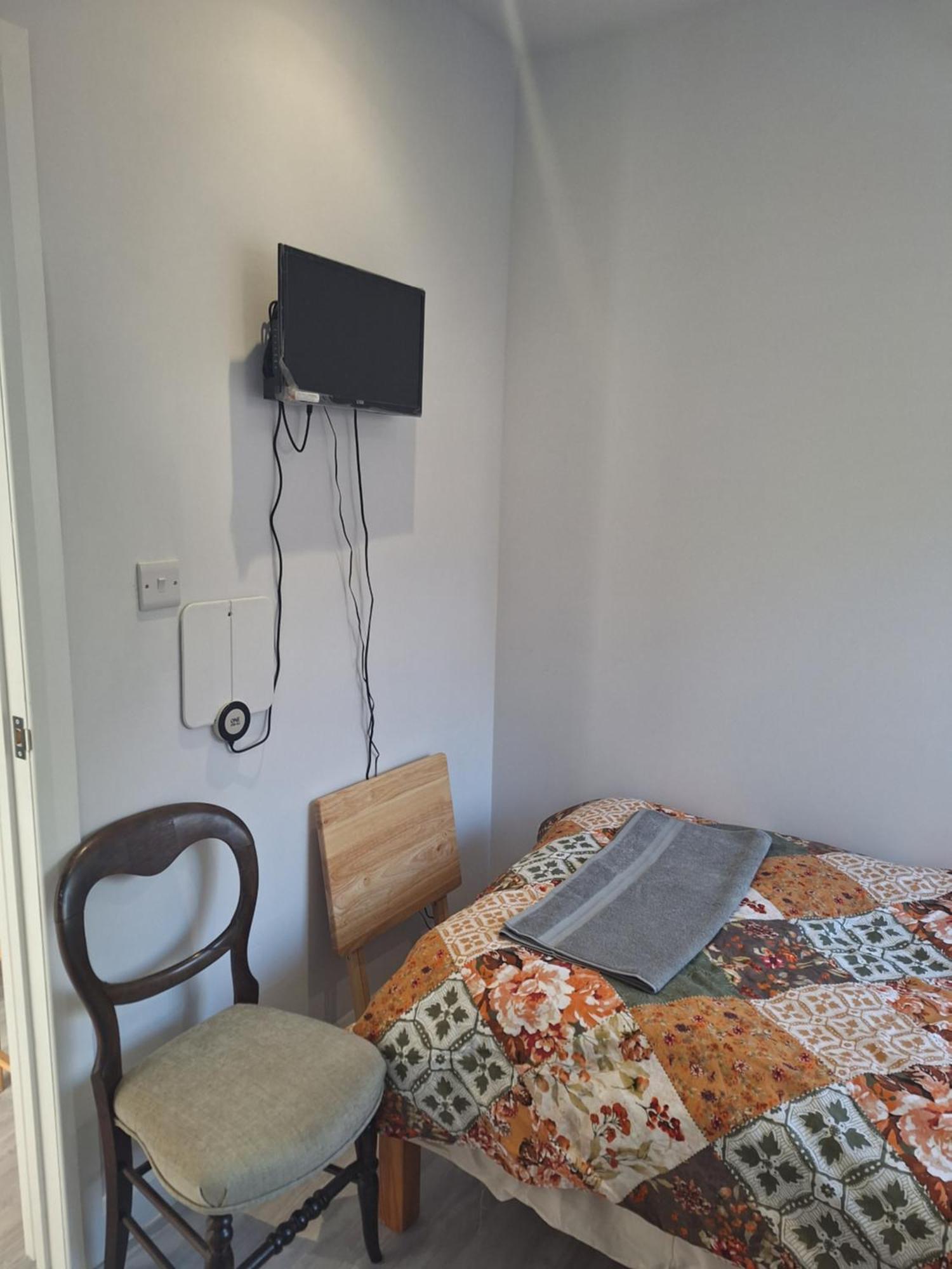 Budget Single Room Only For One Adult - Shared Flat Northolt  Esterno foto