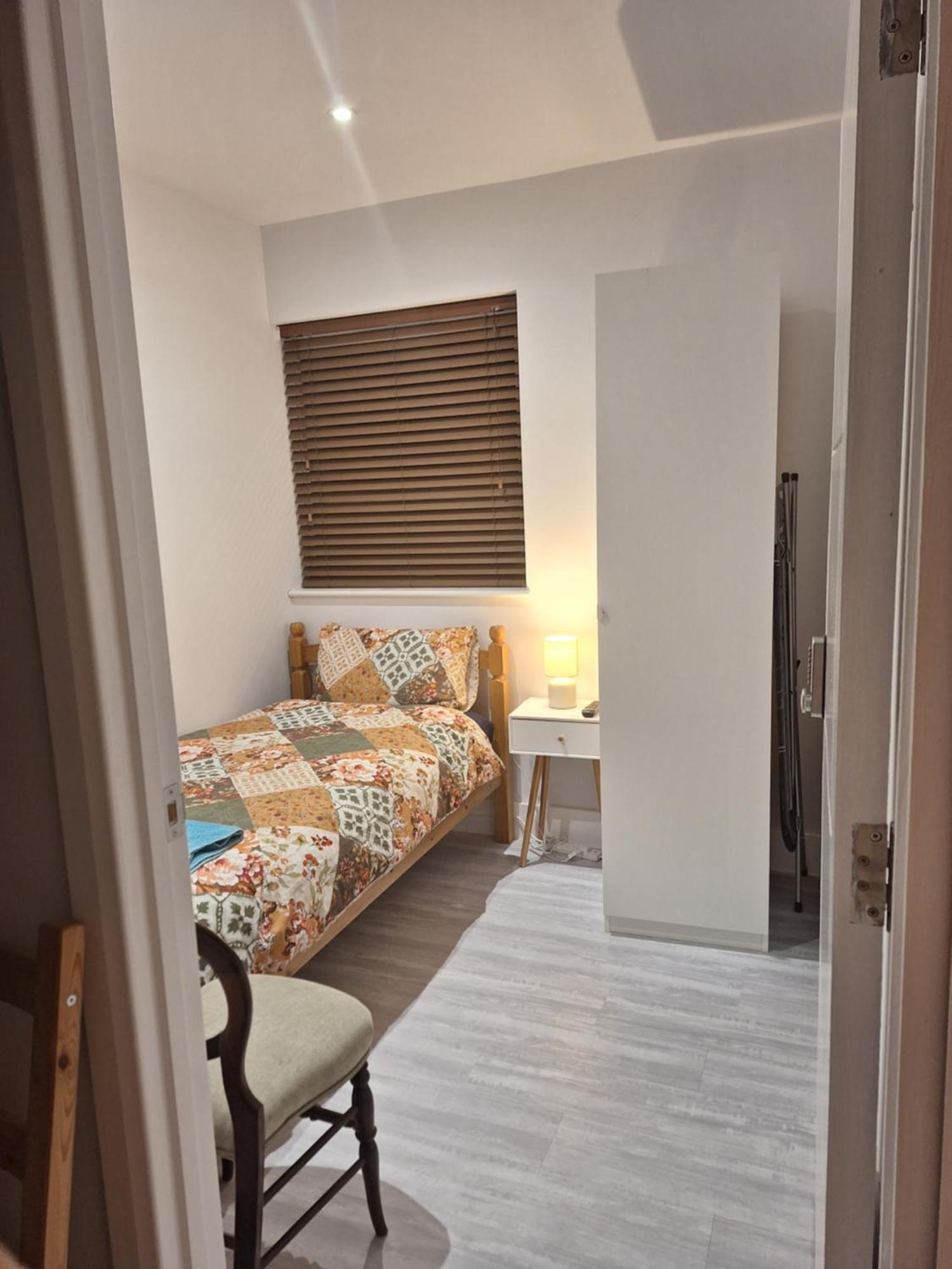 Budget Single Room Only For One Adult - Shared Flat Northolt  Esterno foto