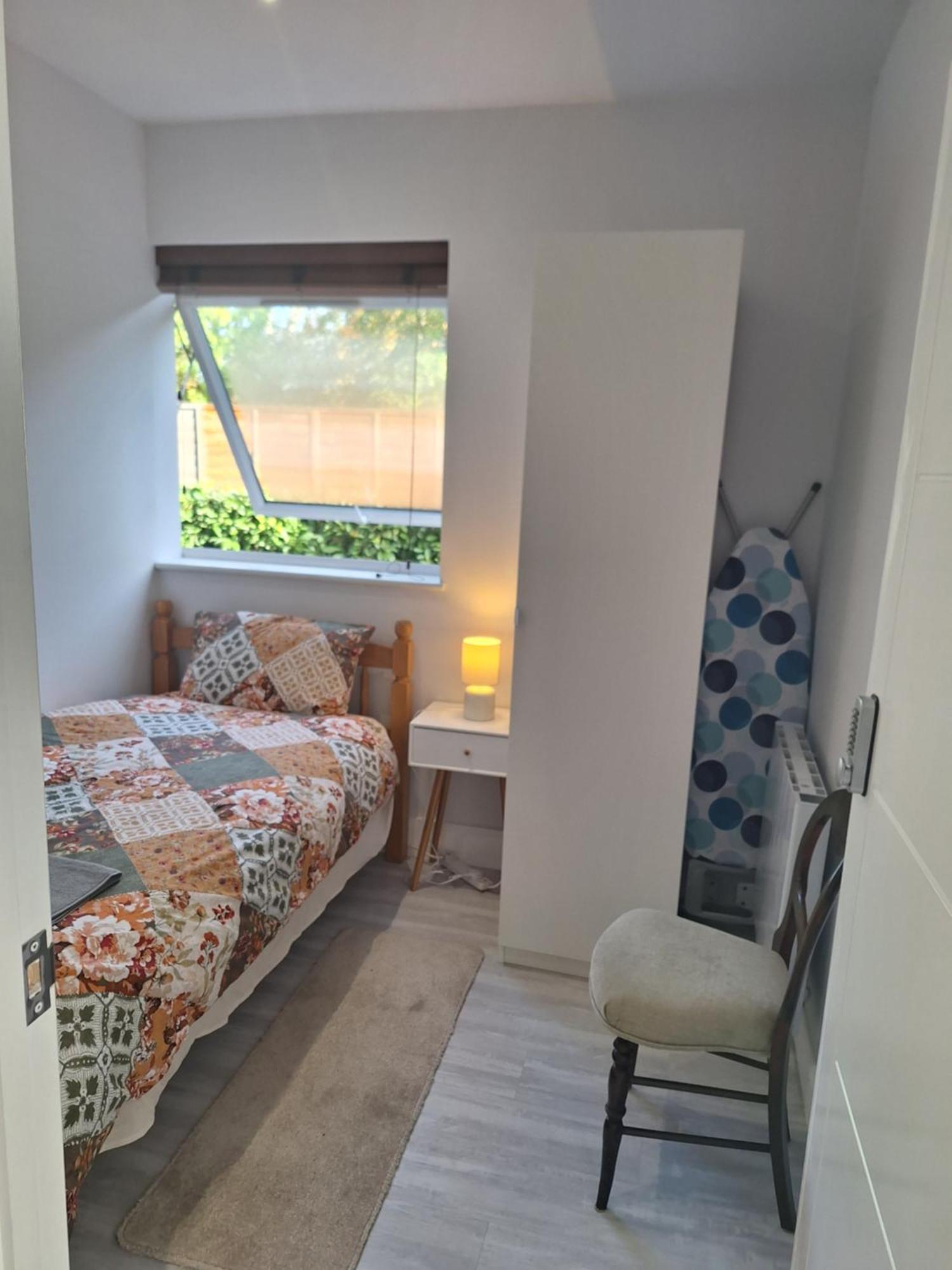Budget Single Room Only For One Adult - Shared Flat Northolt  Esterno foto
