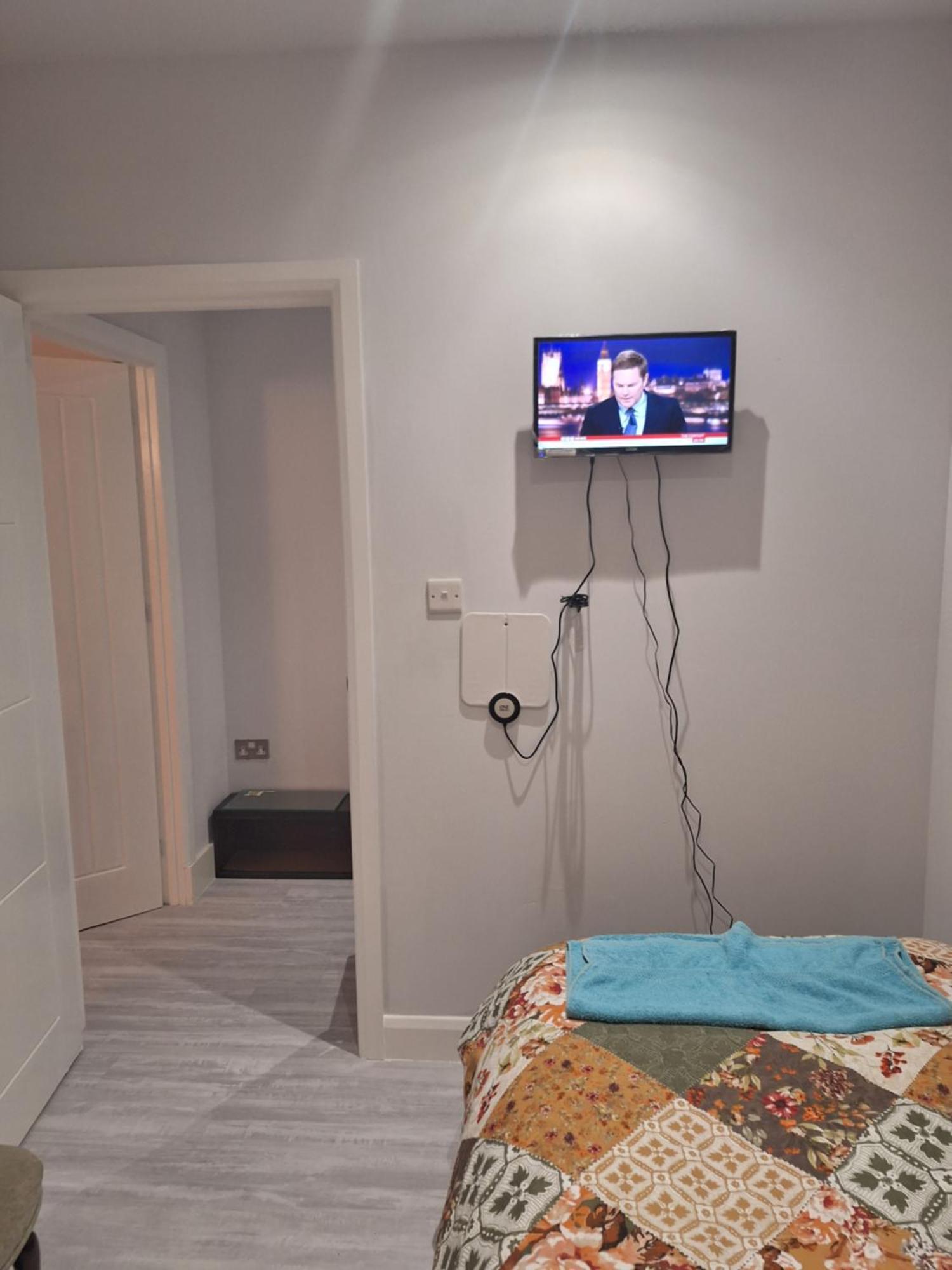 Budget Single Room Only For One Adult - Shared Flat Northolt  Esterno foto